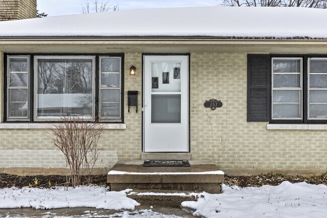 Building Photo - 257 Zandale Dr