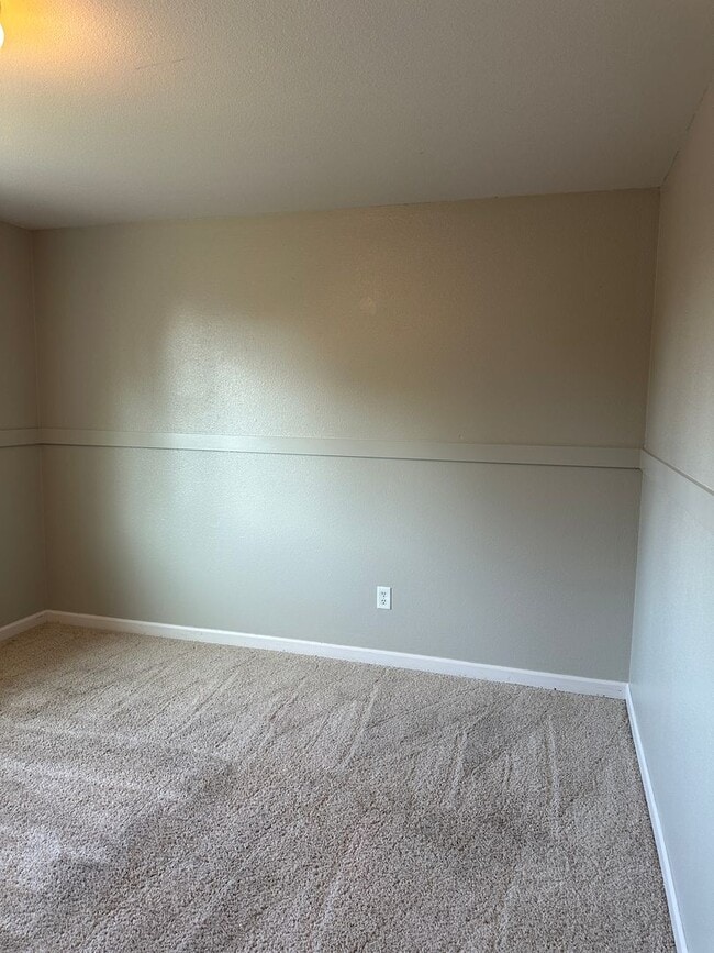 Building Photo - Extra Large Home For Rent, 4 Bedrooms! NEW...