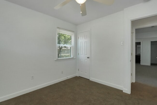 Building Photo - 1914 Somerville Dr