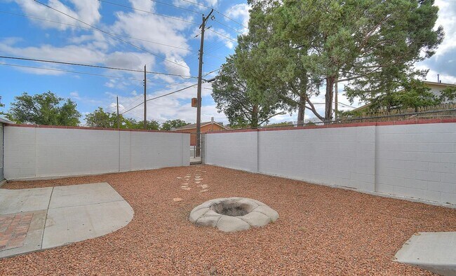 Building Photo - 3 Bedroom 2 Bathroom