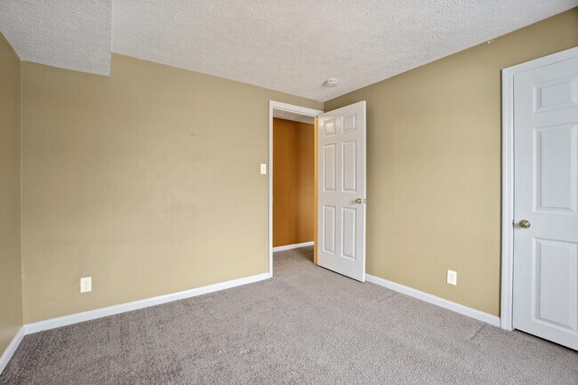 Building Photo - 97 Kenwood Dr