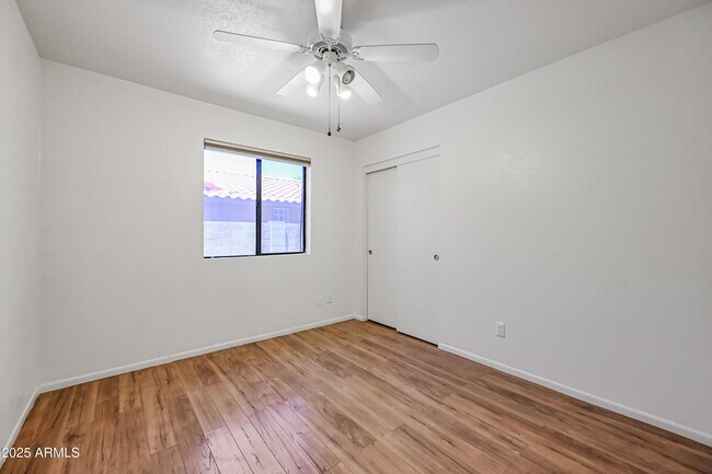 Building Photo - 1218 E Vinedo Ln