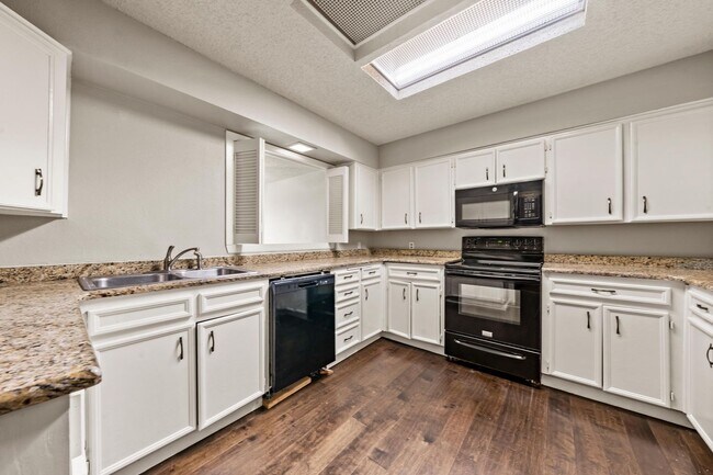 Building Photo - Two Story Townhouse with Natural Setting - Water Included