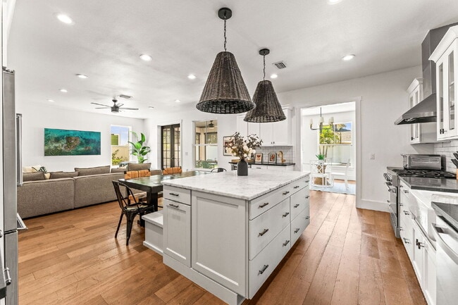 Building Photo - Experience Elegance and Comfort: Spacious ...
