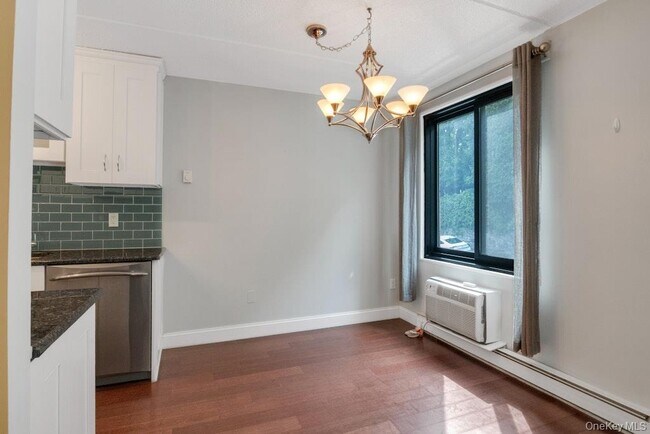 Building Photo - 128 Colonial Pkwy