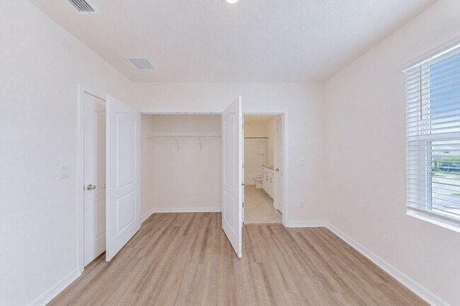 Building Photo - Like-New End-Unit 3 Bedroom Townhome