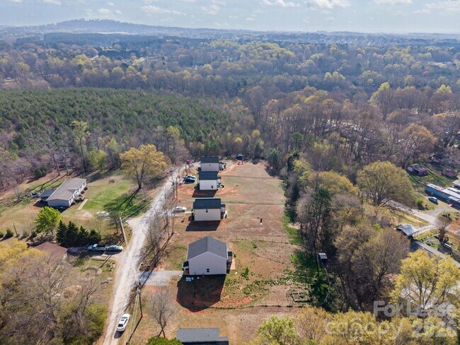 Building Photo - 409 Kickapoo Ave