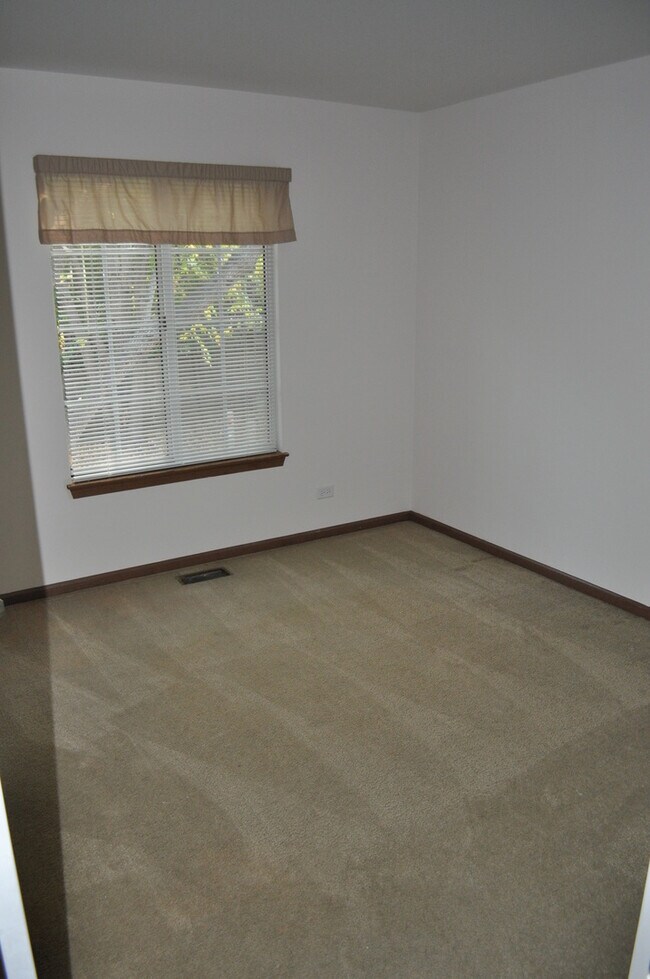 Building Photo - 15 Whispering Dr