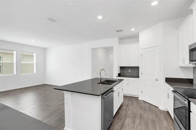 Building Photo - 6243 Lakepine St