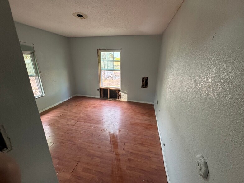 Building Photo - 811 E Ave D