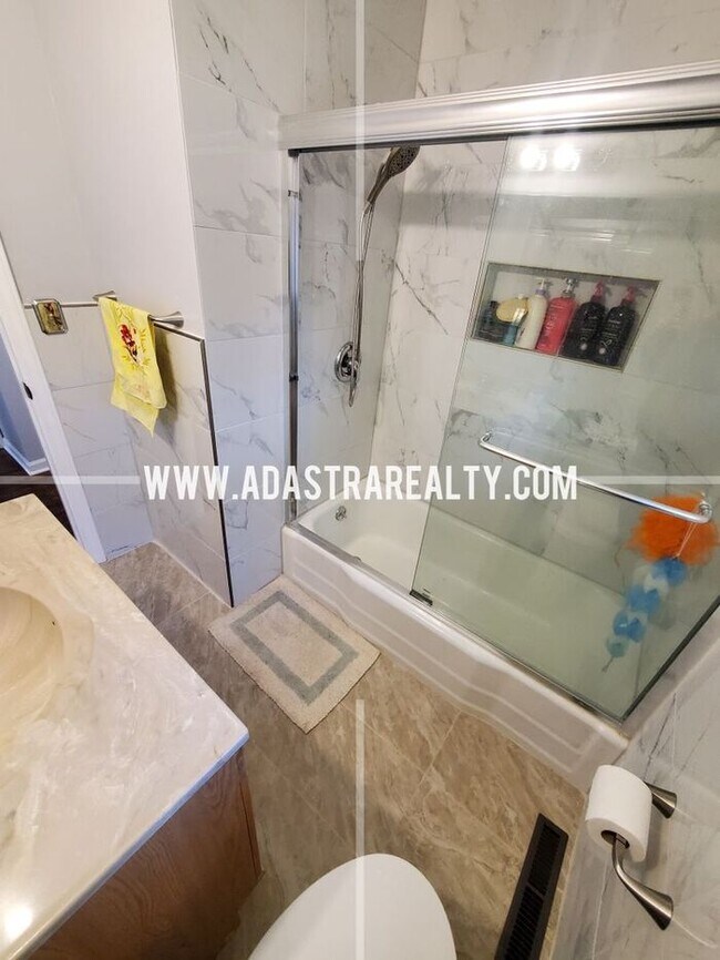 Building Photo - Spacious Overland Park Ranch Home w/Finish...