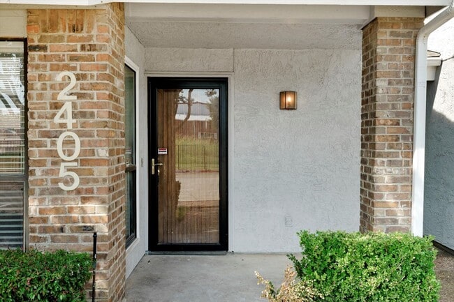 Building Photo - Lovely and Well maintained 2 bedroom & 2.5...