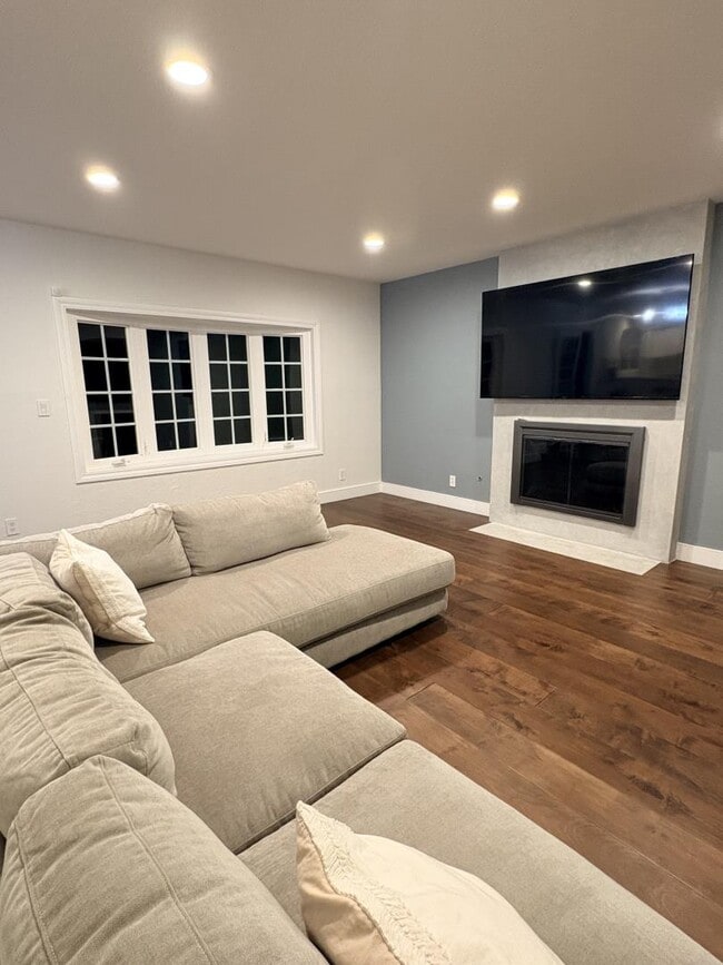 Building Photo - 1204 Lubich Dr