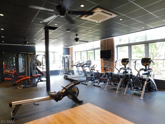 Building Photo - 300 Main St