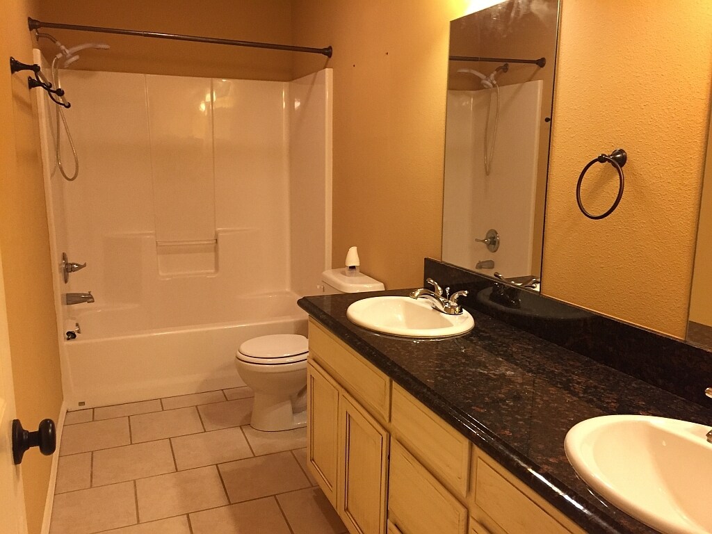 Master bath with double sinks - 510 Kim St