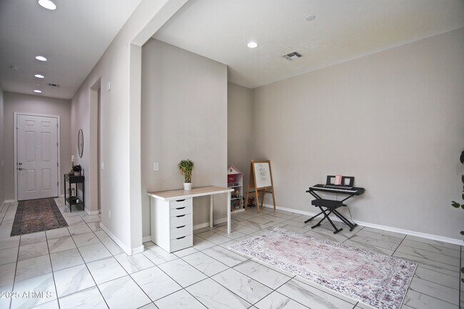 Building Photo - 947 E Ladbroke Way