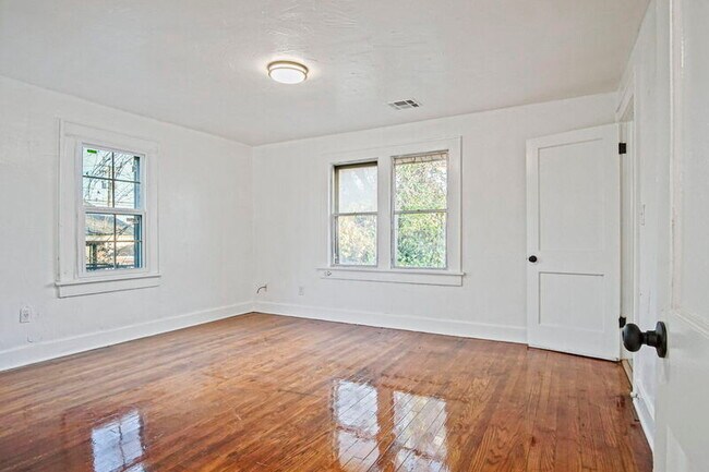 Building Photo - 1524 NE 8th St