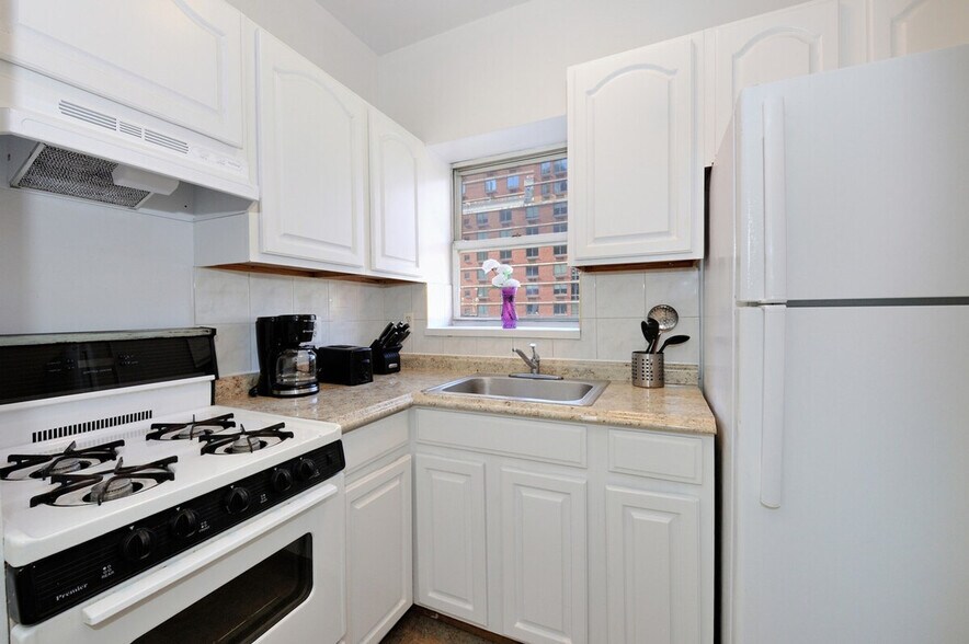 Building Photo - 356 W 37th St