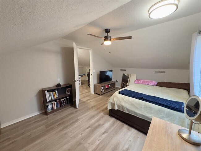 Building Photo - 408 Little Chisholm Cir