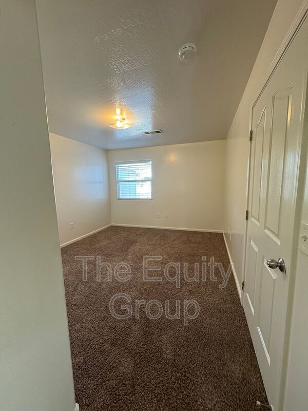 Building Photo - 443 N Park St