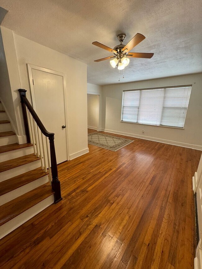 Building Photo - Available Now! The Villa Condo 3 BR Must See