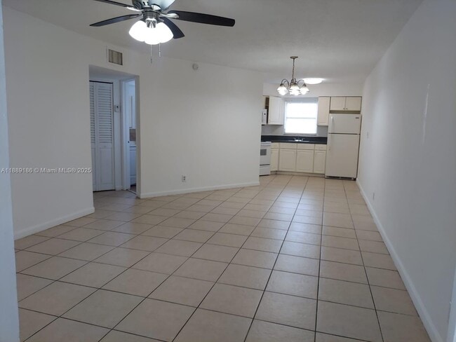 Building Photo - 978 SW 10th Dr