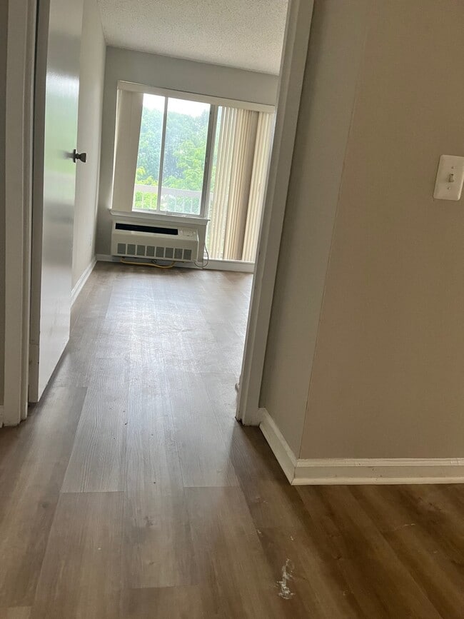 Building Photo - 121 Wellington Ct