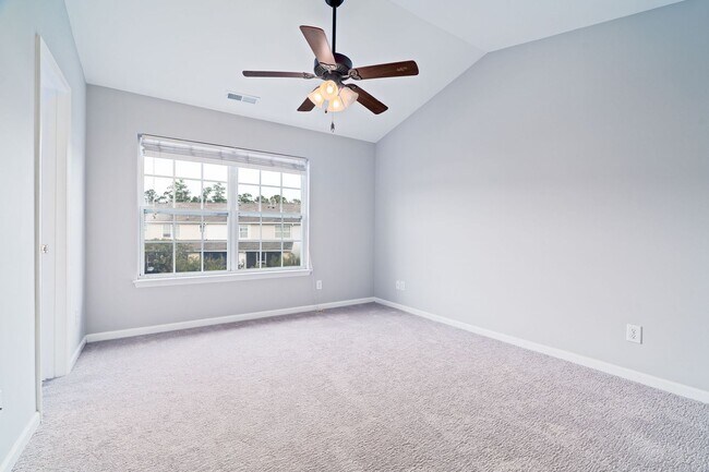 Building Photo - Stylish Comfort in a Prime Location!