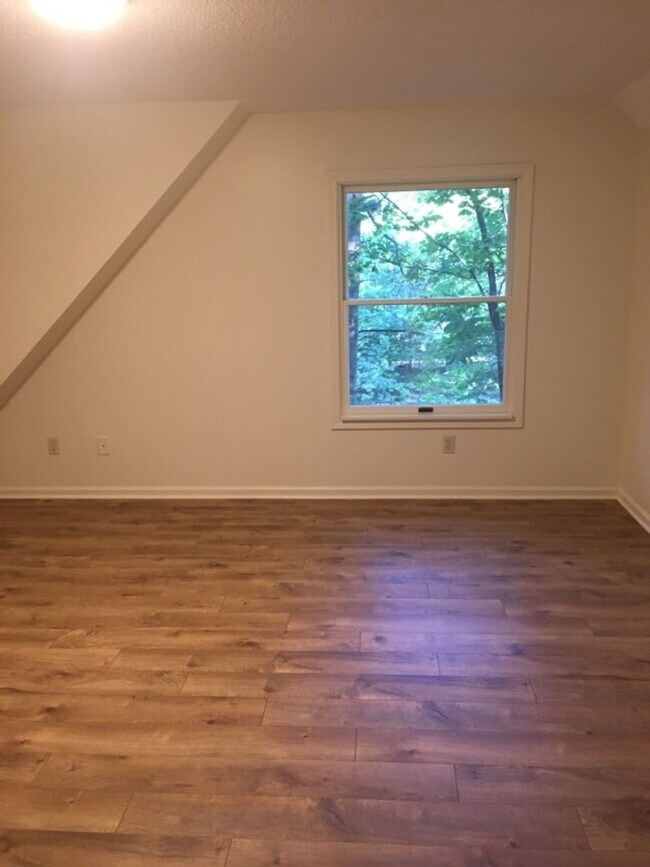 Building Photo - SPACIOUS 2 BEDROOM IN HOLIDAY HILLS AREA