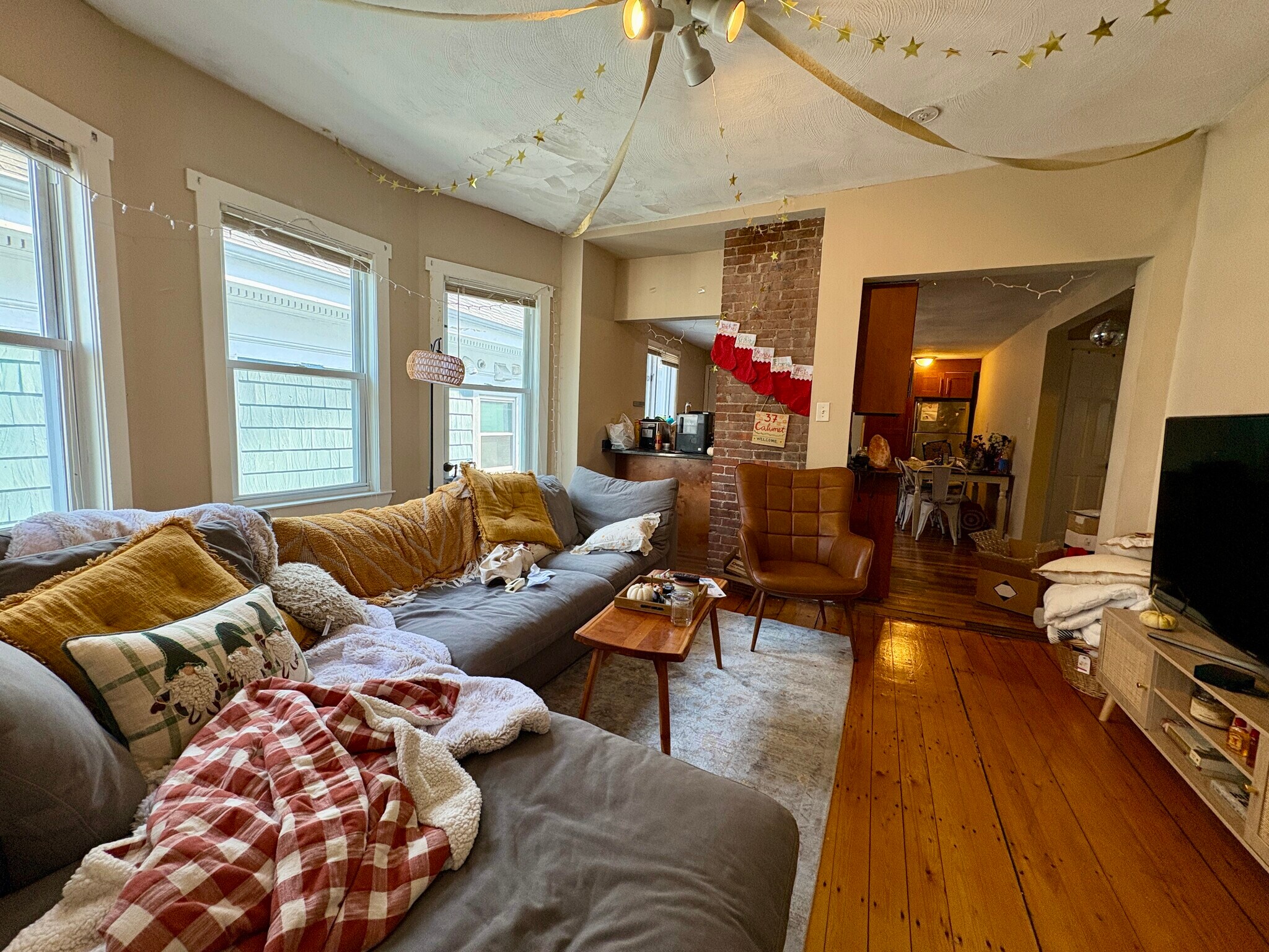 Building Photo - 72 Hillside St