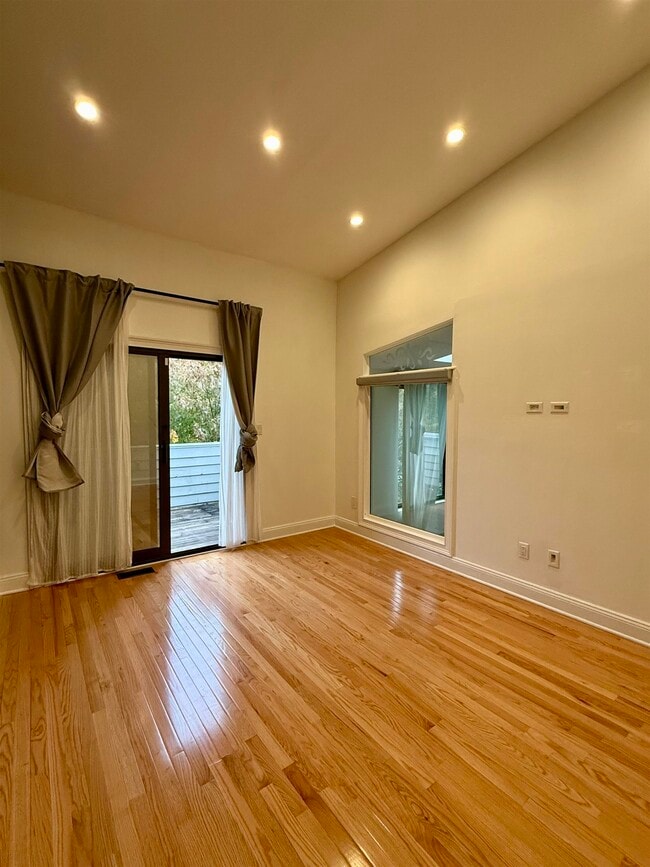 Building Photo - 702 Mainsail Ln