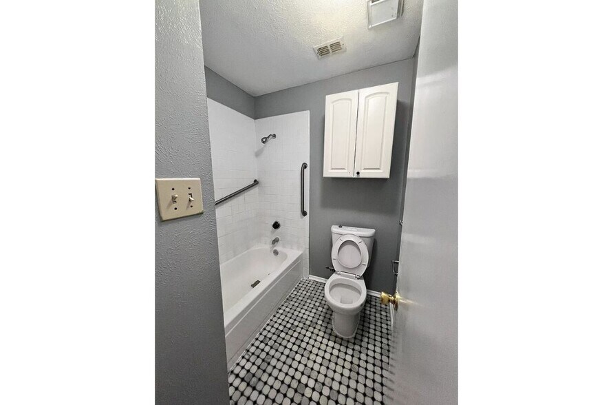 Building Photo - 3207 Forest Creek Dr