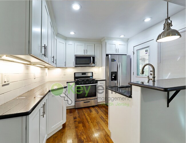 Building Photo - De Graw Ave Triplex