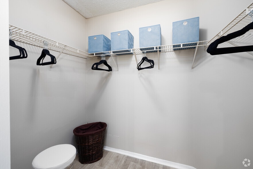 1BR, 1BA - 675SF - Closet - Highpoint Club