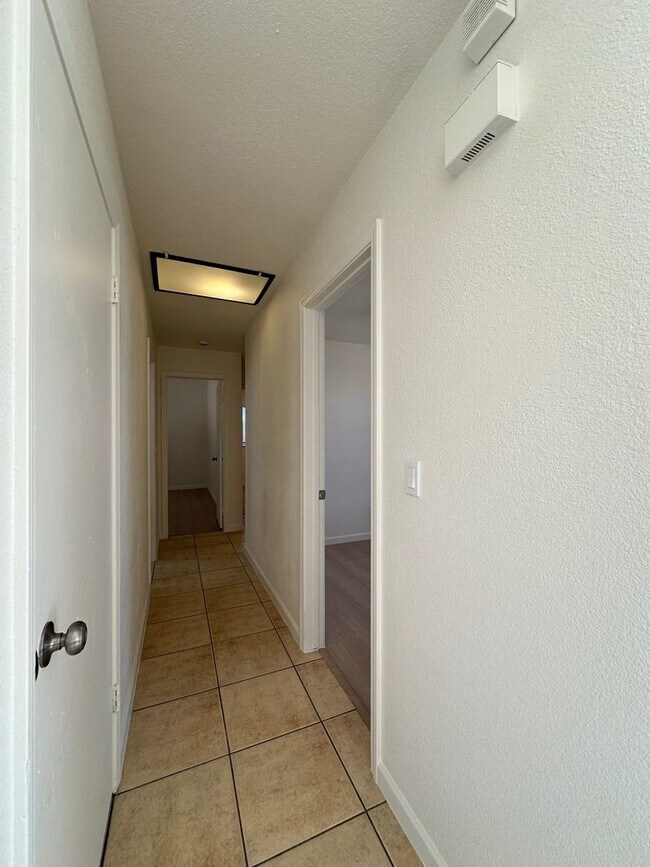 Building Photo - Move In Ready 3 Bedroom!