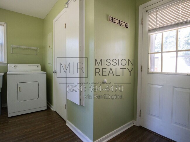Building Photo - 7750 Robinwood Dr