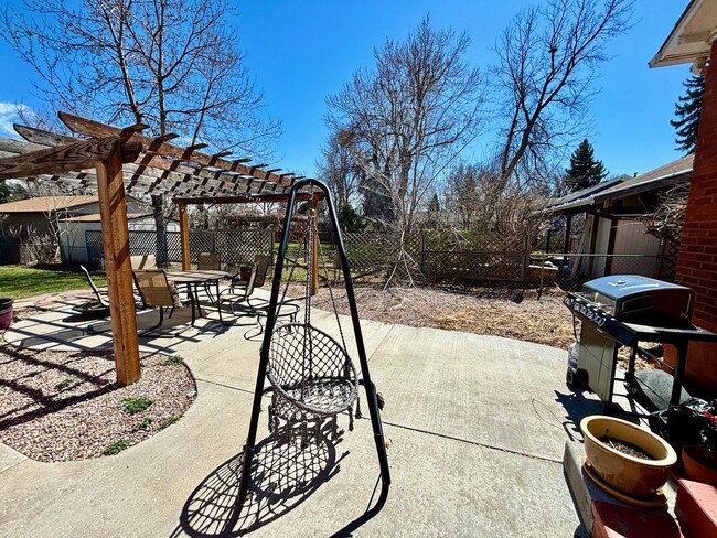 Building Photo - Cozy 2-Bed Downstairs Duplex, Close to CSU...