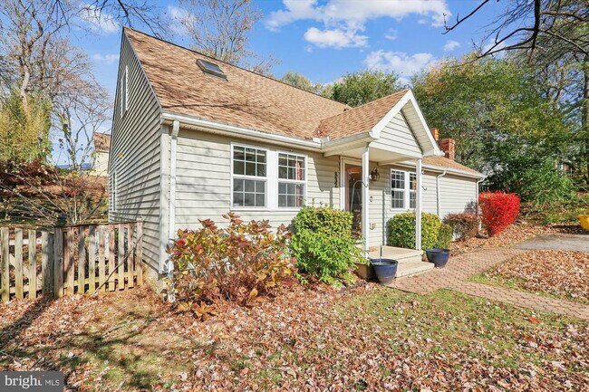 Building Photo - 832 Clifton Ave