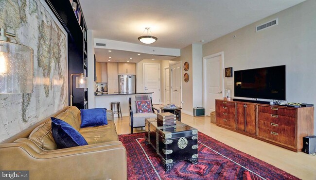 Building Photo - 8220 Crestwood Heights Dr