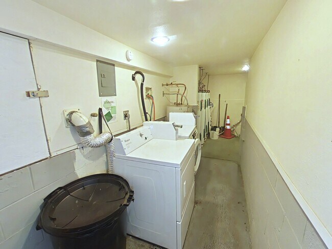 Building Photo - Adorable Apartment in Heart of Downtown Br...
