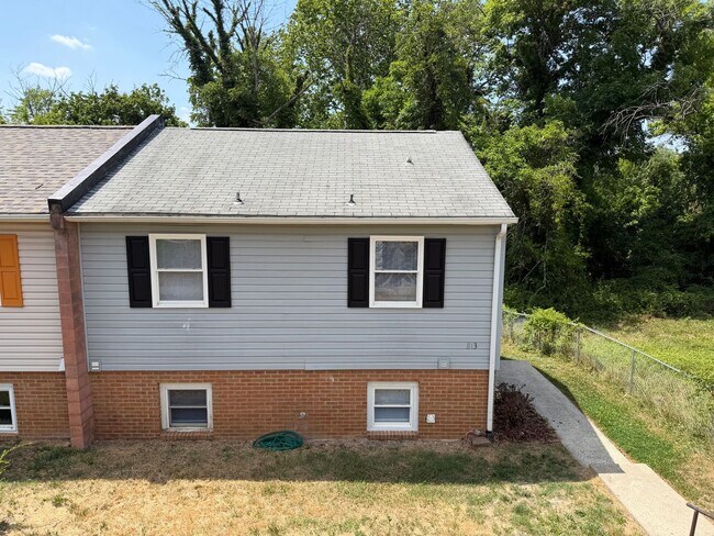 Building Photo - 813 Ridge St