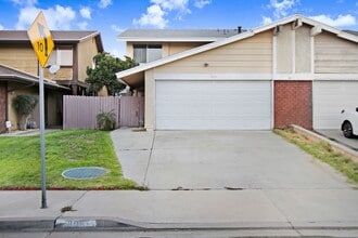 Building Photo - 3/2 Duplex for Lease in Lake Elsinore!