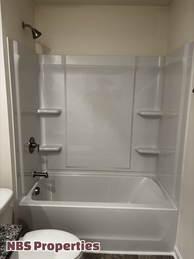 Building Photo - 935 Utopia Ln