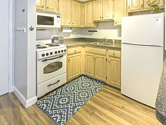 Building Photo - Spacious Studio Apartment with Stunning Vi...