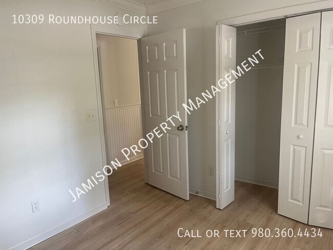Building Photo - 10309 Roundhouse Cir