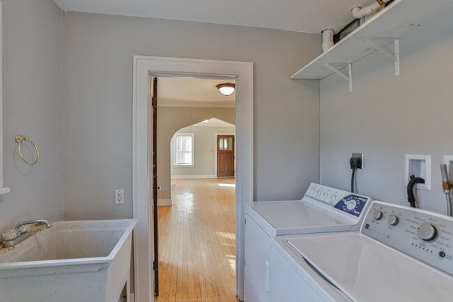 Building Photo - 2 Bed 1.5 Bath Single Family Home With Large Upper Loft Area in Wausau