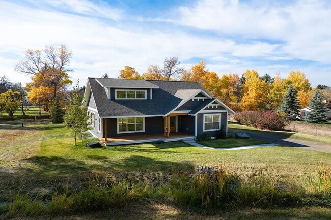 Building Photo - Beautiful and Spacious 3 Bed, 2.5 Bath Hom...