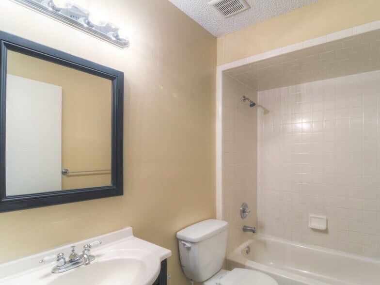 Building Photo - 1723 Ashwood Cir