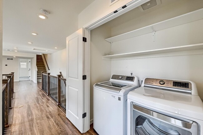 Building Photo - 3 Bedroom Townhome in Englewood