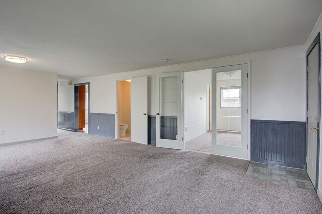 Building Photo - 3 bedroom/3 Bathroom House- In Town with Large yard